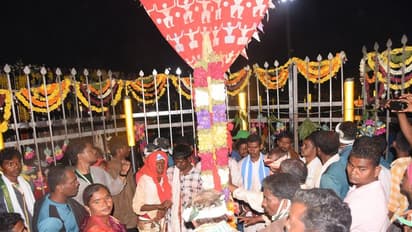 గద్దెలపైకి వనదేవతలు.. మేడారం జనసంద్రం (ఫోటోలు)