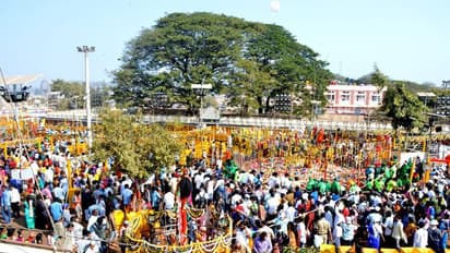 గద్దెపైకి చేరుకున్న సమ్మక్క, పోటెత్తిన భక్తులు