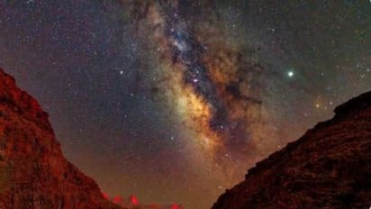 ಸೂರ್ಯಾಸ್ತದ ನೆರಳಲ್ಲಿ ಮಿಲ್ಕಿ ವೇ : ಗ್ರ್ಯಾಂಡ್ ಕ್ಯಾನ್ಯನ್ ಮಡಿಲಲ್ಲಿ ಮಲಗಿದ ಕ್ಷಿರಪಥ!