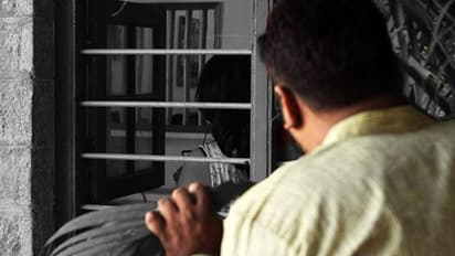 दहशत: बेंगलूरु में महिला के फ्लैट में जबरदस्ती घुसने की कोशिश, फेंके कंडोम