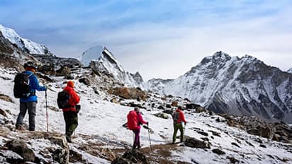 করোনাভাইরাসের কোপ মাউন্ট এভারেস্টেও , নেপালে কর্মহীন প্রায় ২০,০০০