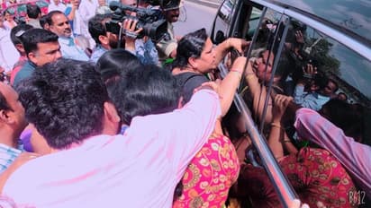 మహిళల ఆగ్రహం... స్వరూపానంద సరస్వతికి తాకిన రాజధాని సెగ