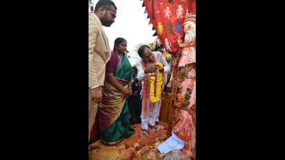 మేడారం జాతర... వనదేవతలను దర్శించుకున్న సీఎం కేసీఆర్ (ఫోటోలు)