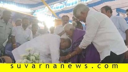 92 ವರ್ಷದ ವೃದ್ಧೆ ಕಾಲಿಗೆ ಎರಗಿ ಆಶೀರ್ವಾದ ಪಡೆದ ದೇವೇಗೌಡರು