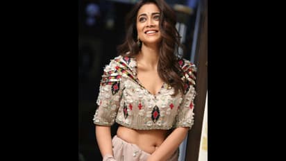 నడుము సొగసుతో శ్రీయ అందాల విందు.. వైరల్ అవుతున్న హాట్ పిక్స్!