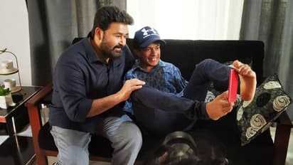 അതിഥിയായി മോഹന്ലാല്; 'ഒടിയനെ' വരച്ചുനല്കി പ്രണവ്