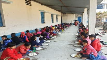 একসঙ্গে বসেই খাওয়া, মিড ডে মিলের বদলে সরকারি স্কুলে পিকনিক