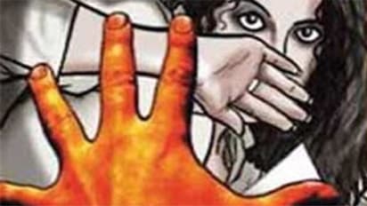 நள்ளிரவில் கதவை தட்டி உல்லாசத்திற்கு அழைத்த வாலிபர்..! அதிர்ச்சியில் அலறிய இளம்பெண்..!