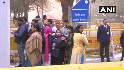 ఢిల్లీ ఓటర్లకు బంపర్ ఆఫర్.. బస్సు, విమానం అన్నీ ఫ్రీగానే..