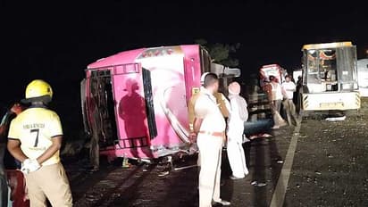 அதிகாலையில் கோர விபத்து..! சுற்றுலா வேன் மீது பயங்கரமாக மோதிய தனியார் பேருந்து..! 3 பெண்கள் உடல்நசுங்கி பலி..!