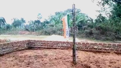 সরকারি জল প্রকল্পের জমিতে দখলদারি  তৃণমূলের, তোলা হল আইএনটিটিইউসির পতাকা