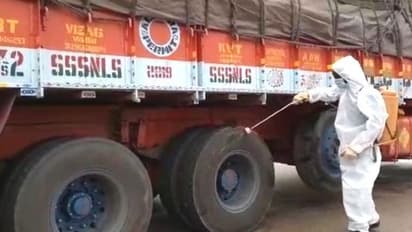 ওড়িশায় বার্ড ফ্লু, রাজ্য়ে গাড়ি ঢোকার আগেই ওষুধ স্প্রে সরকারের