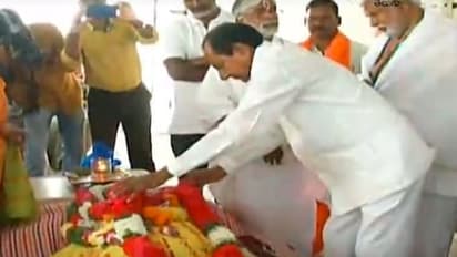 ముఖ్యమంత్రి కేసీఆర్ ఇంట విషాదం... నివాళులు అర్పించిన కేటీఆర్, హరీష్