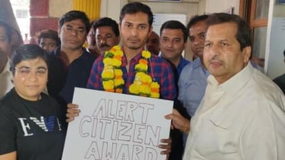 സിഎഎയെ എതിർത്തു സംസാരിച്ച യാത്രക്കാരനെ പൊലീസിലേ‍ൽപ്പിച്ച സംഭവം; ഊബർ ഡ്രൈവറെ ആദരിച്ച് ബിജെപി