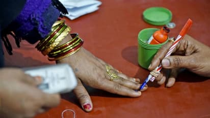 5 பேருக்க மேல் வாக்கு கேட்ட செல்லக்கூடாது.!! 80 வயதுக்கு மேற்பட்டவர்களுக்கு தபால் ஓட்டு. தேர்தல் ஆணையம் அதிரடி