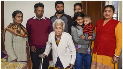 ദില്ലിയിലെ ഏറ്റവും പ്രായം കൂടിയ വോട്ടർ; കലിതാര മണ്ഡൽ ഇത്തവണയും വോട്ട് ചെയ്യാനെത്തി