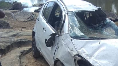 ಬಸ್ಗೆ ಡಿಕ್ಕಿಯಾಗಿ ನದಿಗೆ ಉರುಳಿ ಬಿದ್ದ ಕಾರು