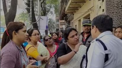 ফি বৃদ্ধির প্রতিবাদে অবস্থান বিক্ষোভ, মুখ্য়মন্ত্রীর দ্বারস্থ সাউথ পয়েন্টের অভিভাবকরা