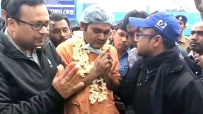 চিকিৎসার গাফিলতিতে প্রসূতি মৃত্যুর অভিযোগ , মালা পরিয়ে অভিনব প্রতিবাদ হাসপাতালে