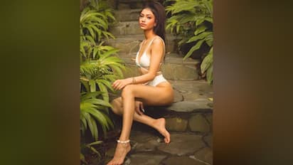 'আপনার কি ঠান্ডা লাগে না', বরফের দেশে নিতম্বের অর্ধেকাংশ ফ্লন্ট করে ভাইরাল অনন্যার বোন