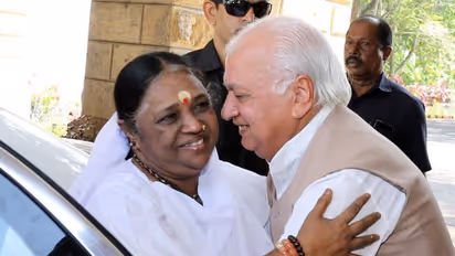 ഗവർണർ ആരിഫ് മുഹമ്മദ് ഖാനെ കാണാൻ മാതാ അമൃതാനന്ദമയി രാജ് ഭവനിലെത്തി