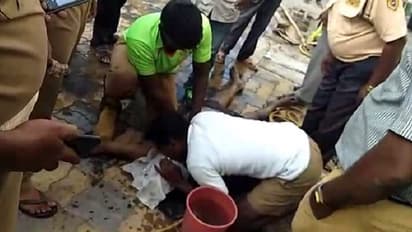 கழிவு நீர் தொட்டியில் தாக்கிய விஷவாயு..! வாயோடு வாய் வைத்து தொழிலாளியை காப்பாற்ற போராடிய தீயணைப்பு வீரர்..!