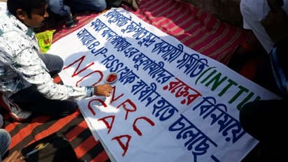 রক্ত দিয়ে এনআরসি বিরোধী পোস্টার, বীরভূমে নতুন প্রতিবাদ