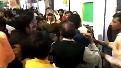 বিশ্ব হিন্দু পরিষদের স্টলে সিএএ প্রতিবাদ, দুই যুবককে দেখে মারমুখী গেরুয়া ব্রিগেড