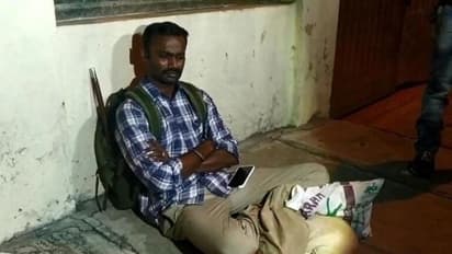 जानें क्यों आईपीएस अफसर पूर्व पत्नी के आवास के बाहर बैठा धरने पर