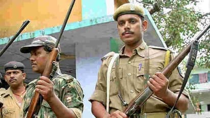 తోపుడు బండి వ్యాపారికి ఇద్దరు బాడీగార్డులు..ఆశ్చర్యంగా చూస్తున్న జనం.. ఇంతకీ విషయం ఏంటంటే...