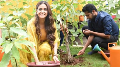 డైరెక్టర్ తో కలిసి మొక్కలు నాటిన కీర్తి సురేష్!