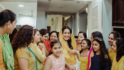 মেয়েকে সঙ্গে নিয়েই দ্বিতীয় বিয়ে সারলেন জনপ্রিয় টেলি অভিনেত্রী, দেখুন মেহেন্দি থেকে বিয়ের ছবি