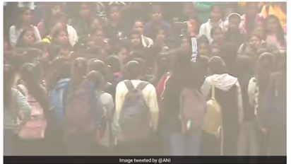 ദില്ലി ഗാർഗി കോളേജ് സംഭവം: ശക്തമായ നടപടിയെന്ന് കേന്ദ്രമന്ത്രി, വിമർശനവുമായി ദില്ലി വനിതാ കമ്മിഷൻ