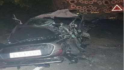 ट्रैक्टर से टकराने के बाद कार का ये हाल, एक ही परिवार के चार लोगों की मौत, शादी से लौटे थे सभी