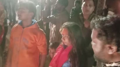 हाथ में तलवारें लहराते हुए निकली लड़कियां, अजीब हरकते हुए खुद को बता रही थीं, 'जय काली कलकत्ते वाली'