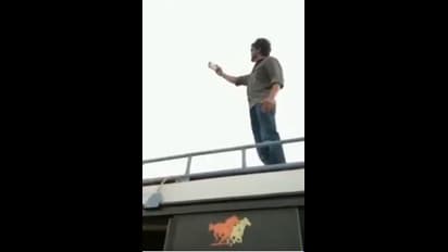 ആരാധകര്ക്കായി എന്തു ചെയ്യും 'ദളപതി': ആരാധകരെ കാണാനായി വാനിന് മുകളില് കയറി വിജയ്