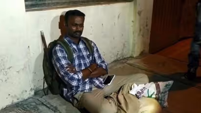 బిడ్డలని చూడనివ్వని భార్య: రోడ్డెక్కిన ఐపీఎస్, పరిగెత్తుకొచ్చిన అధికారులు