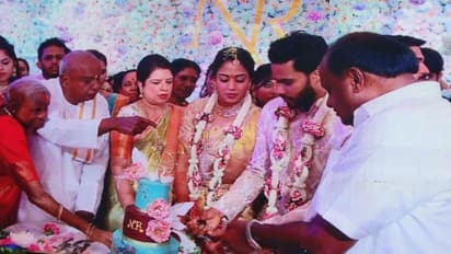 హీరో నిఖిల్ ఎంగేజ్మెంట్.. కుందనపు బొమ్మలా పెళ్లికూతురు (ఫోటోలు)