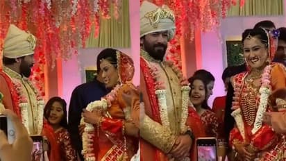 जैसी ही नए पापा ने मम्मी को पहनाई वरमाला खिलखिला उठी काम्या पंजाबी की बेटी फिर किया जमकर डांस