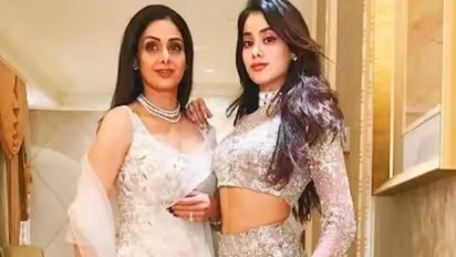 அம்மா ஸ்ரீதேவி பாணியில் மகள் ஜான்வி கபூர் செய்த காரியம்... வைரலாகும் புகைப்படங்கள்...!