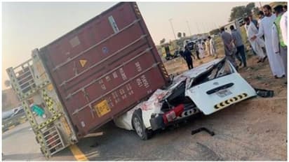 യുഎഇയില് വാഹനാപകടം; മിനി ബസിനുമുകളില് കണ്ടെയിനര് വീണ് ഒരാള് മരിച്ചു