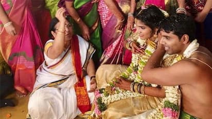 పెళ్లి మండపంలో మహిళా పూజారి... ఆమె సెంటర్ ఆఫ్ ఎట్రాక్షన్