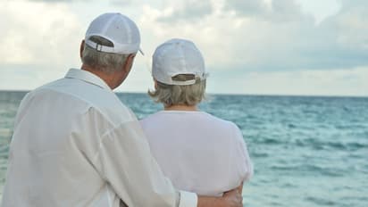 అట్టపెట్టెలతో నిప్పంటించి.. భర్తకు ఇంట్లోనే దహన సంస్కారాలు.. ఆ భార్య చెప్పిన విషయాలు వింటే...