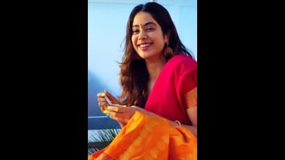 బాపూ బొమ్మని మించిన అందం.. పట్టుపరికిణిలో మెరుస్తున్న జాన్వీ