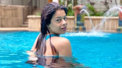 শরীর চুঁইয়ে বেয়ে পড়ছে জল, নীল মনোকিনিতে সুইমিংপুলে ভাইরাল ইমন