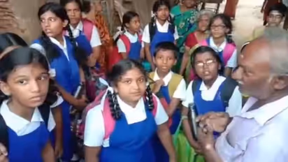 பயணத்தில் திடீர் நெஞ்சு வலி..! பள்ளி மாணவிகளை பத்திரமாக காப்பாற்றி உயிர் விட்ட ஆட்டோ ஓட்டுநர்..!