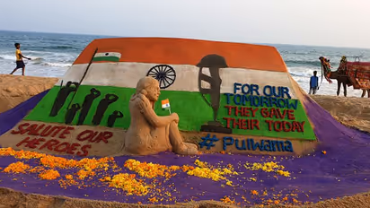 രാജ്യം നടുങ്ങിയ ദിനം; പുല്വാമയില് പൊലിഞ്ഞത് 40 ജവാന്മാരുടെ ജീവന്, നമിച്ച് രാജ്യം