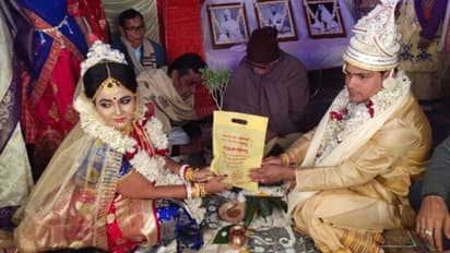 বিয়ের মণ্ডপে সবুজায়নের শিক্ষা, চার হাত এক করল চারাগাছ