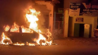 தீ வைத்து எரிக்கப்பட்ட இந்து முன்னணி நிர்வாகி கார்..! தொண்டர்கள் திரண்டதால் தொடரும் பதற்றம்..!