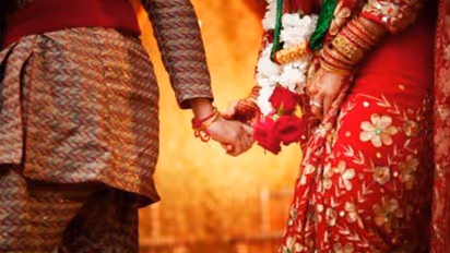 వెరైటీ పెళ్లి పత్రిక: విత్తనాలను పంచుతున్న ఆదిలాబాద్ వాసి